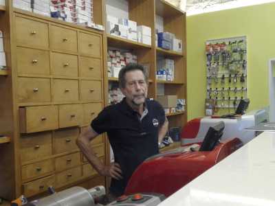 Ci accoglie il 67enne Cosimo Mitaritonna, proprietario e nipote di Vito Sgobba, figlio del "mitico"  Tommaso. �Quello che so lo devo alla mia esperienza in questa bottega, fatta sin da quando avevo 25 anni - evidenzia �. Io per� devo dire grazie soprattutto a Vito: non c'era cassaforte che non riuscisse ad aprire�